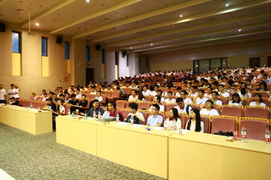 图一  五楼自拍
2016级全体学生及到场嘉宾.jpg